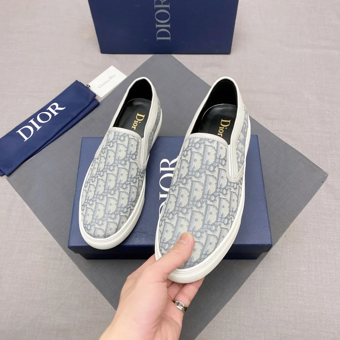 p380, Dior series casual shoes 👟🔥[Dior] Dior's new casual men's shoes are launched in Hong Kong counters. Official website 1:1 production. Original Italian materials. Designed by European and American masters. Perfect shape to create counter quality. Solid color rubber wear-resistant outsole and classic dazzling head! Super versatile and very comfortable. High-end without losing taste, fashionable and novel! ! Absolute focus! Code number: 38-44, three colors available (45 can be customized, cannot be returned or exchanged) No. 005